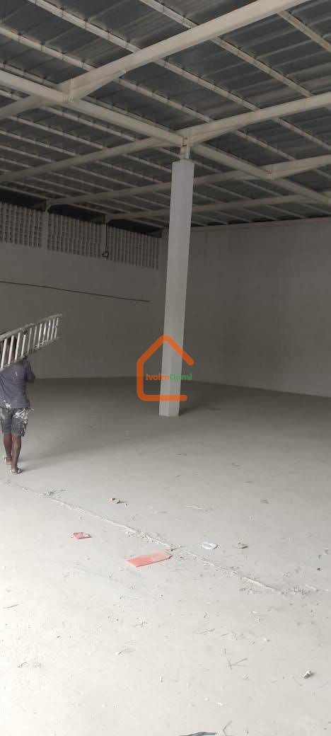 ENTREPOT COMMERCIAL EN VENTE