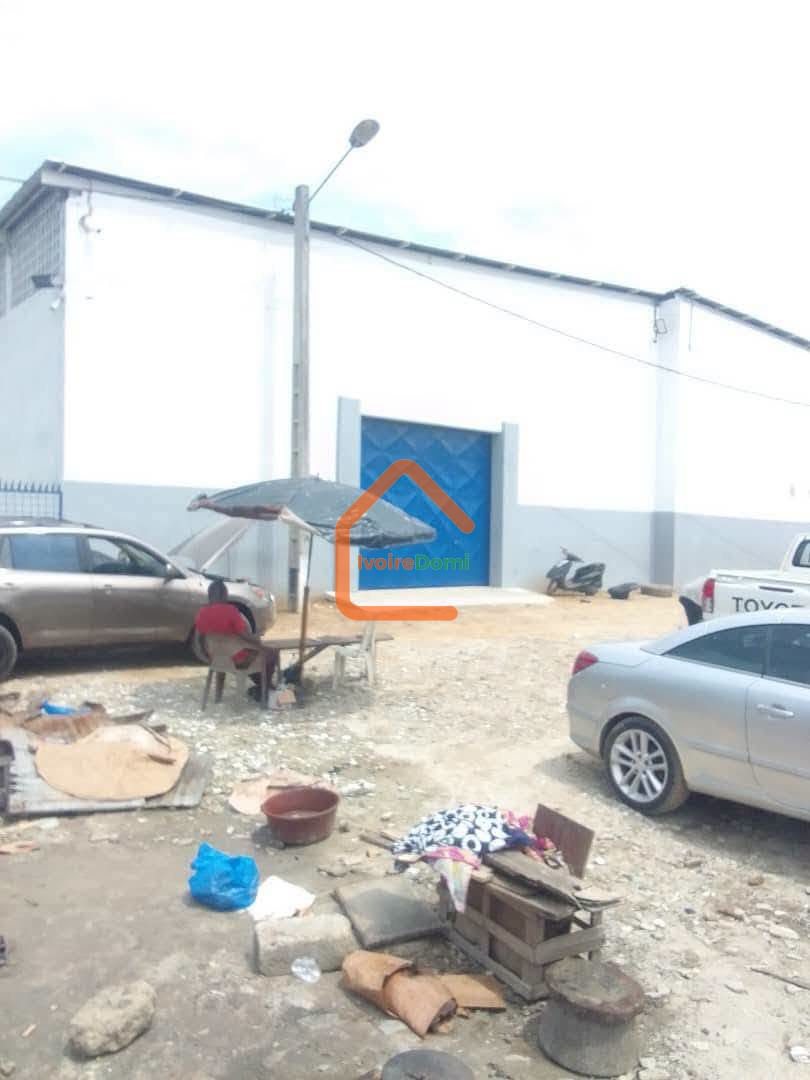 ENTREPOT COMMERCIAL EN VENTE