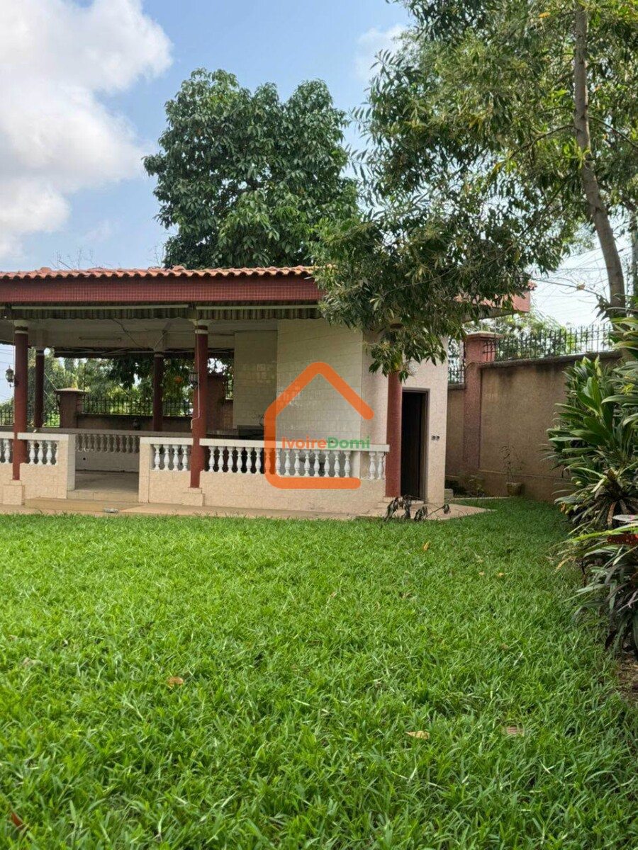 Villa duplex 9pièces – + piscine à Cocody-2 Plateaux les vallons