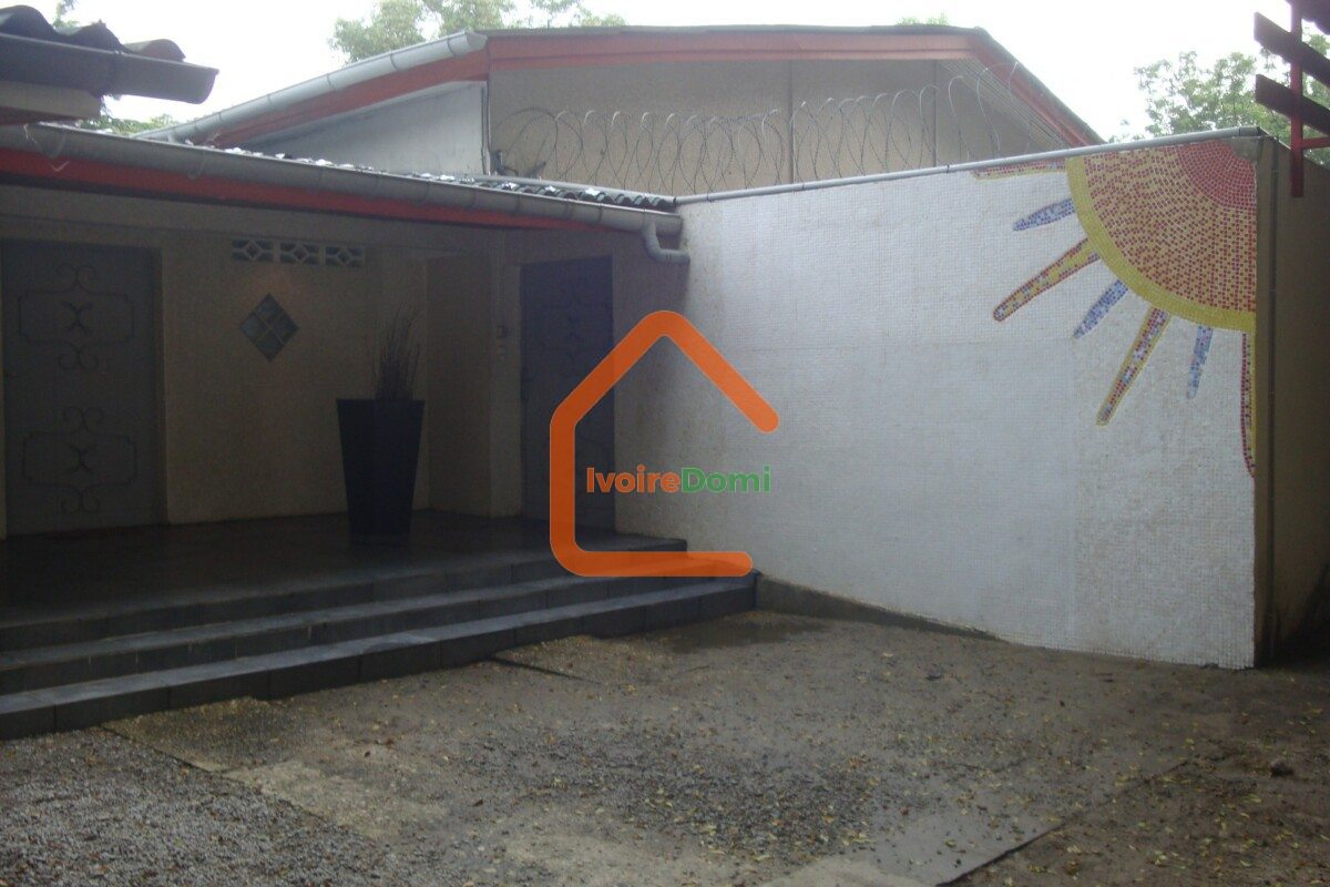 Villa 10 pièces à Port-bouet rond point Akwaba