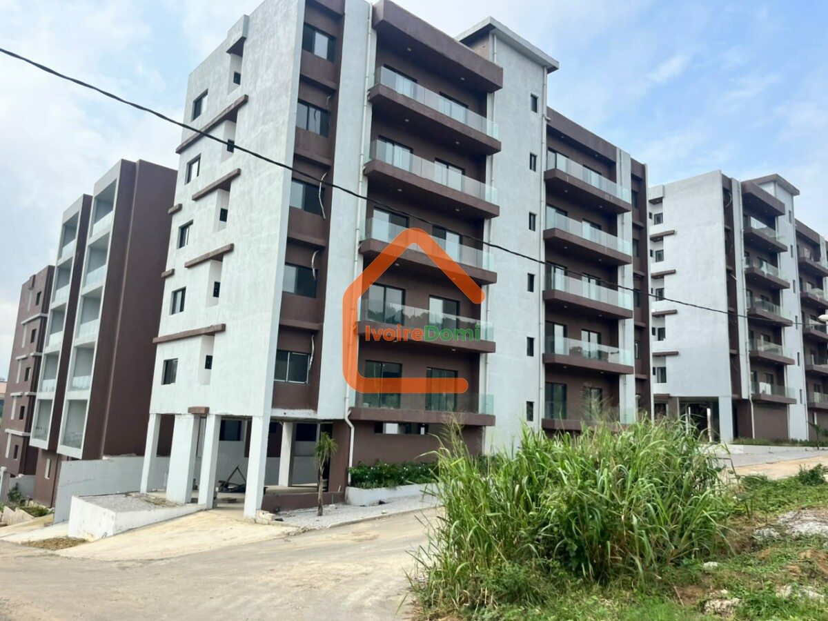 3 immeubles inachevés sur un emplacement très très strategique
