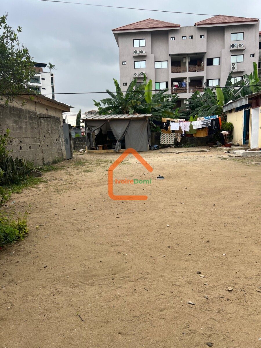 Terrain avec une bâtisse