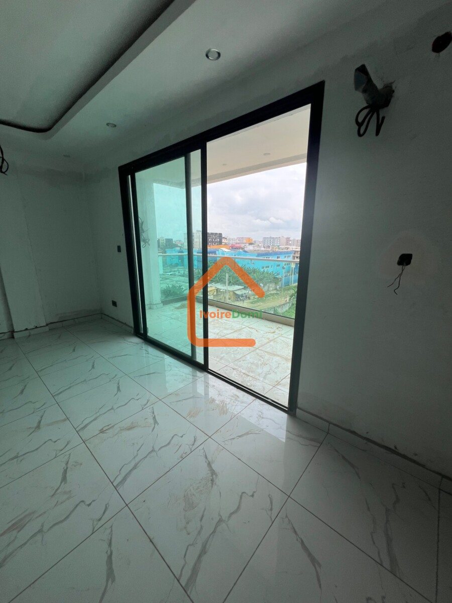 DIRECT COCODY ANGRÉ NOUVEAU CHU Un appartement de 5 pièces très bien situé