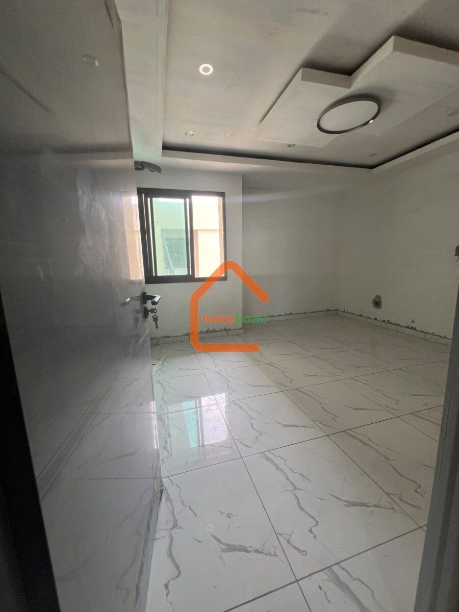 DIRECT COCODY ANGRÉ NOUVEAU CHU Un appartement de 5 pièces très bien situé