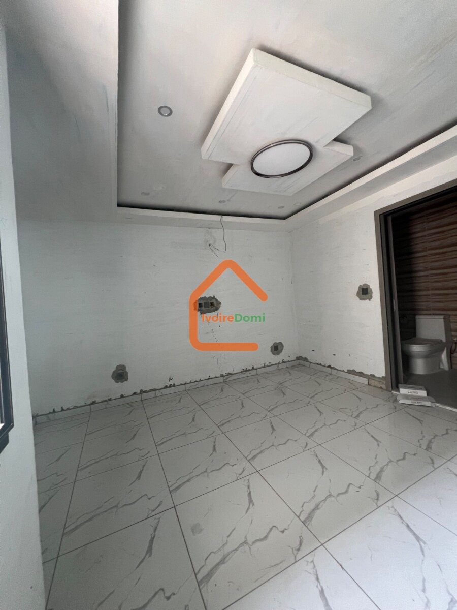 DIRECT COCODY ANGRÉ NOUVEAU CHU Un appartement de 5 pièces très bien situé