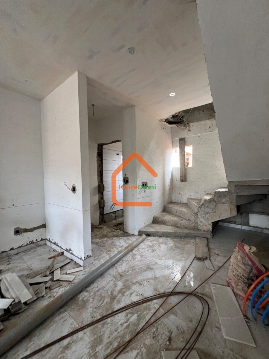 DIRECT COCODY ANGRÉ NOUVEAU CHU Un appartement de 5 pièces très bien situé