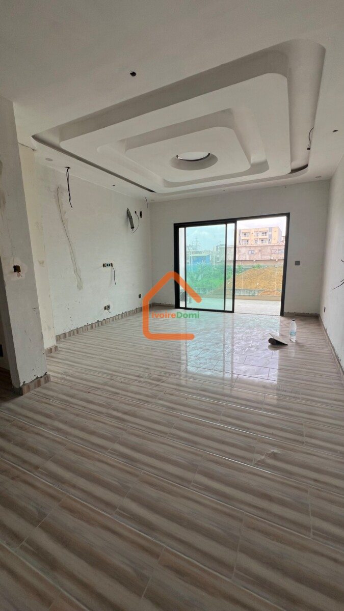 DIRECT COCODY ANGRÉ NOUVEAU CHU Un appartement de 5 pièces très bien situé