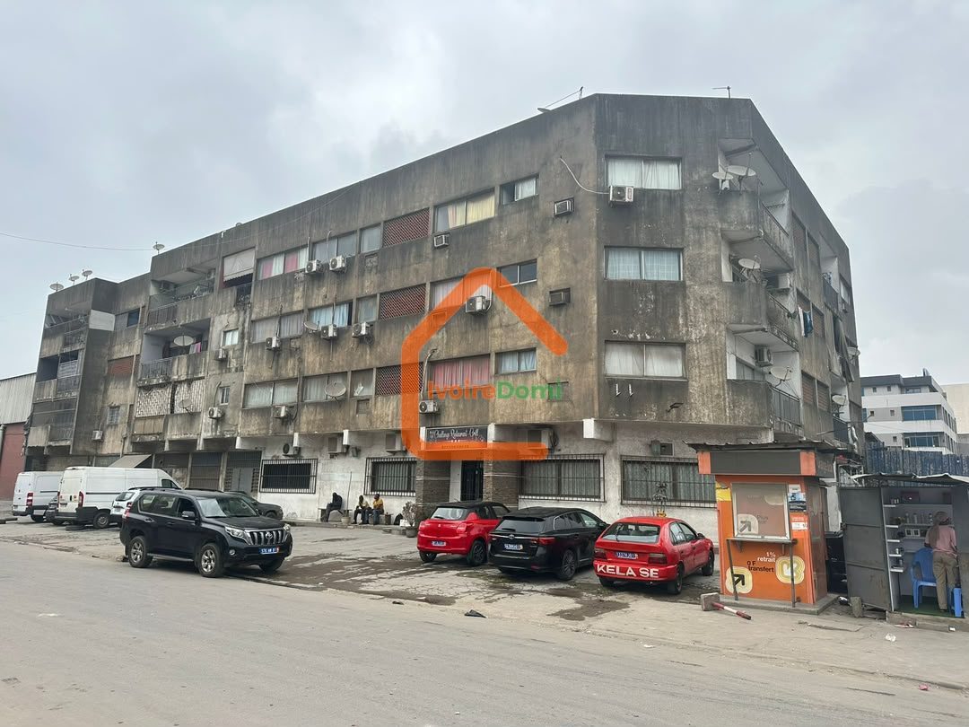 À marcory zone 4 immeuble inachevé R+8 permis R+12 avec ACD