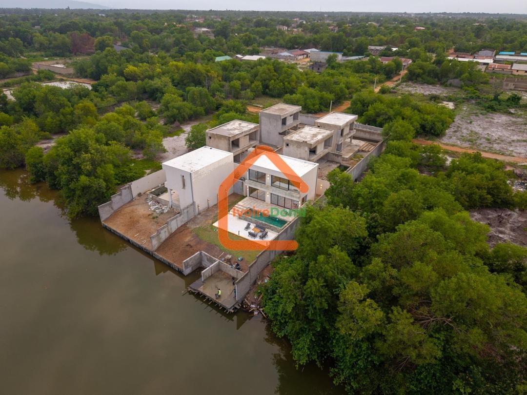 VENTE de 6 villas de 5 pièces meublées avec piscine à Assinie dont 2 en bordure de l’eau.
