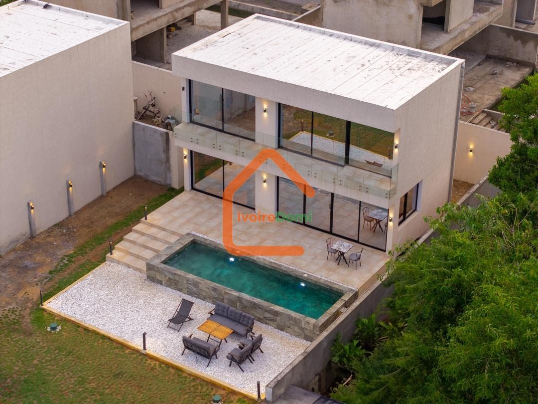 VENTE de 6 villas de 5 pièces meublées avec piscine à Assinie dont 2 en bordure de l’eau.