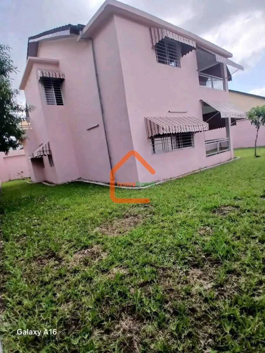 vente d’une magnifique villa duplex de type 8 pièces COCODY FAYA