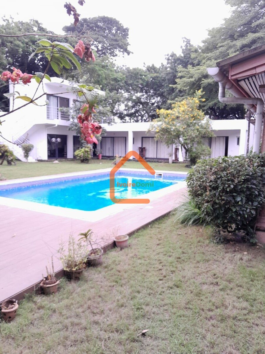 Villa 10 pièces à Port-bouet rond point Akwaba