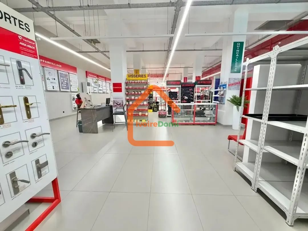 Entrépôt 10.000 m2 + pont bascule -Sone portuaire d’abidjan