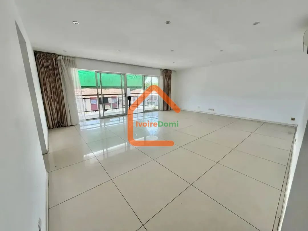 À la riviera golf dans les caddys, un grand appartement de 5 pièces au 5e étage