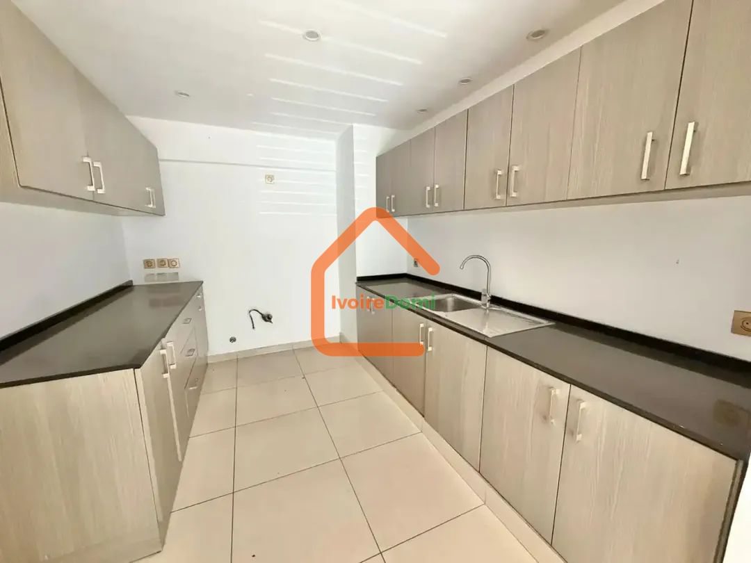 À la riviera golf dans les caddys, un grand appartement de 5 pièces au 5e étage