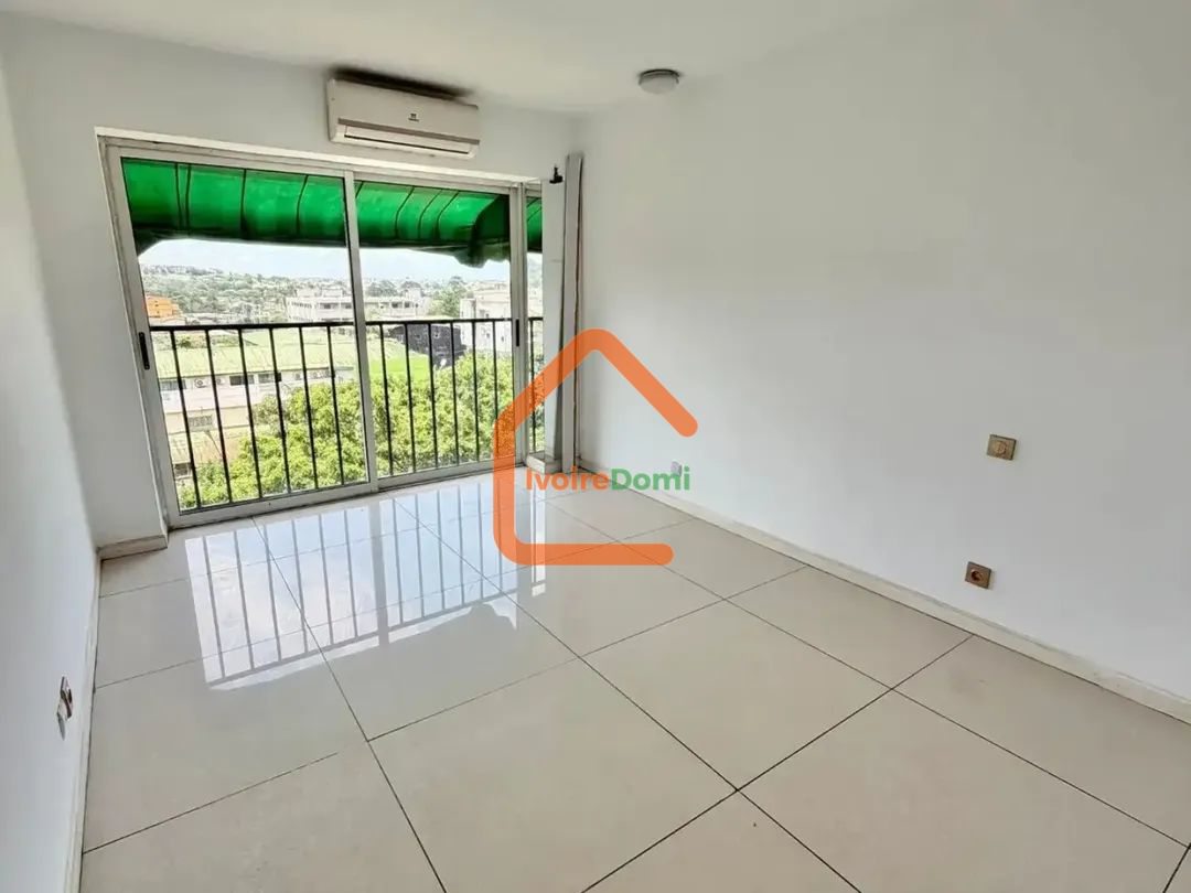À la riviera golf dans les caddys, un grand appartement de 5 pièces au 5e étage
