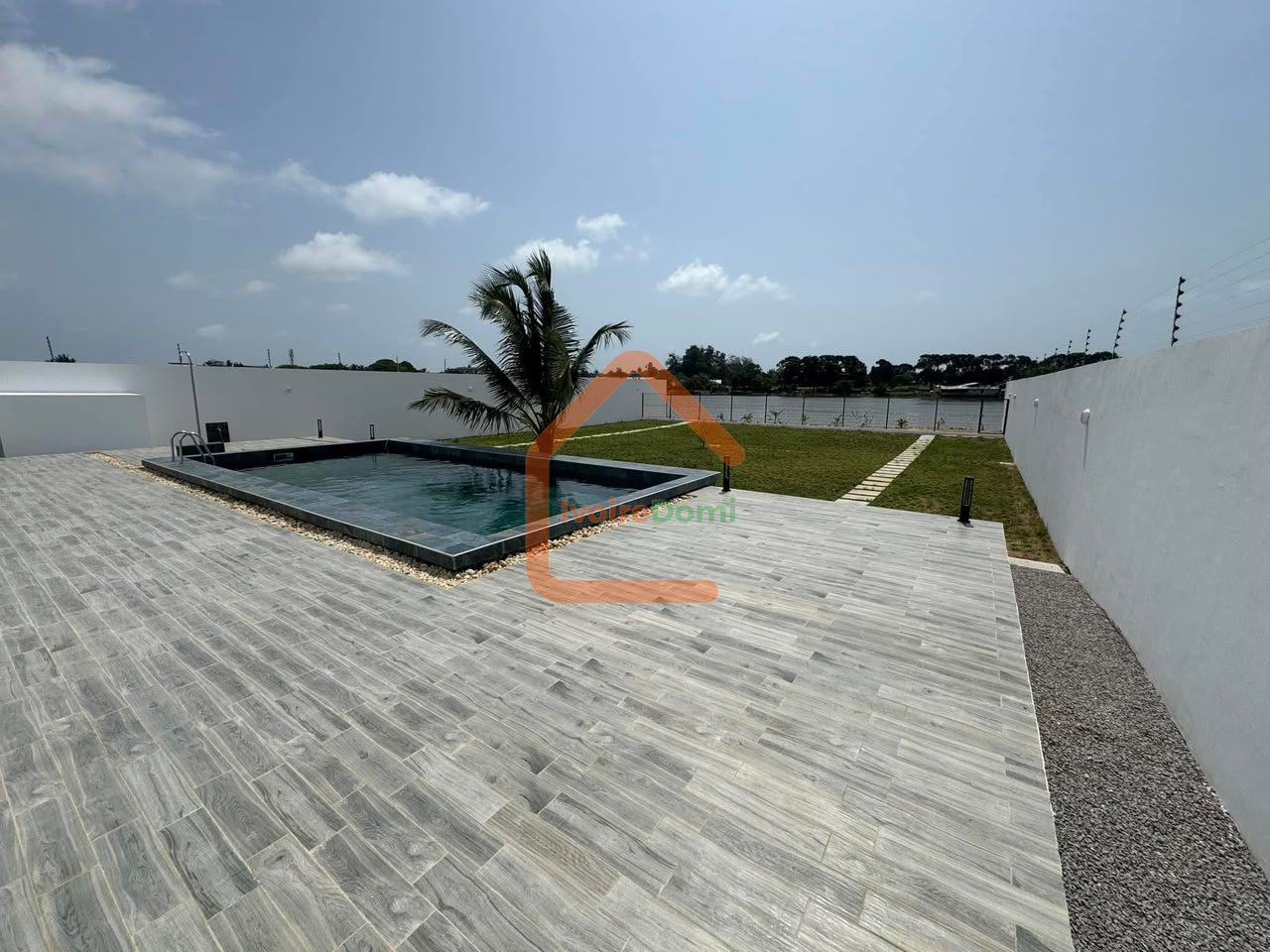 VILLA NEUVE EN BORDURE DE LAGUNE