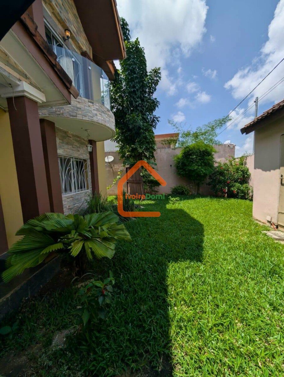 Villa duplex 5pièces à Cocody-Angré