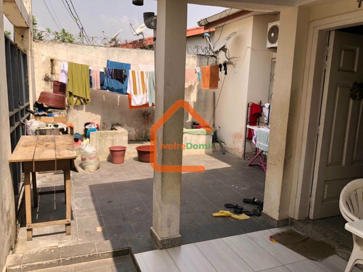 Villa duplex à l’angle de rues à Cocody-angré