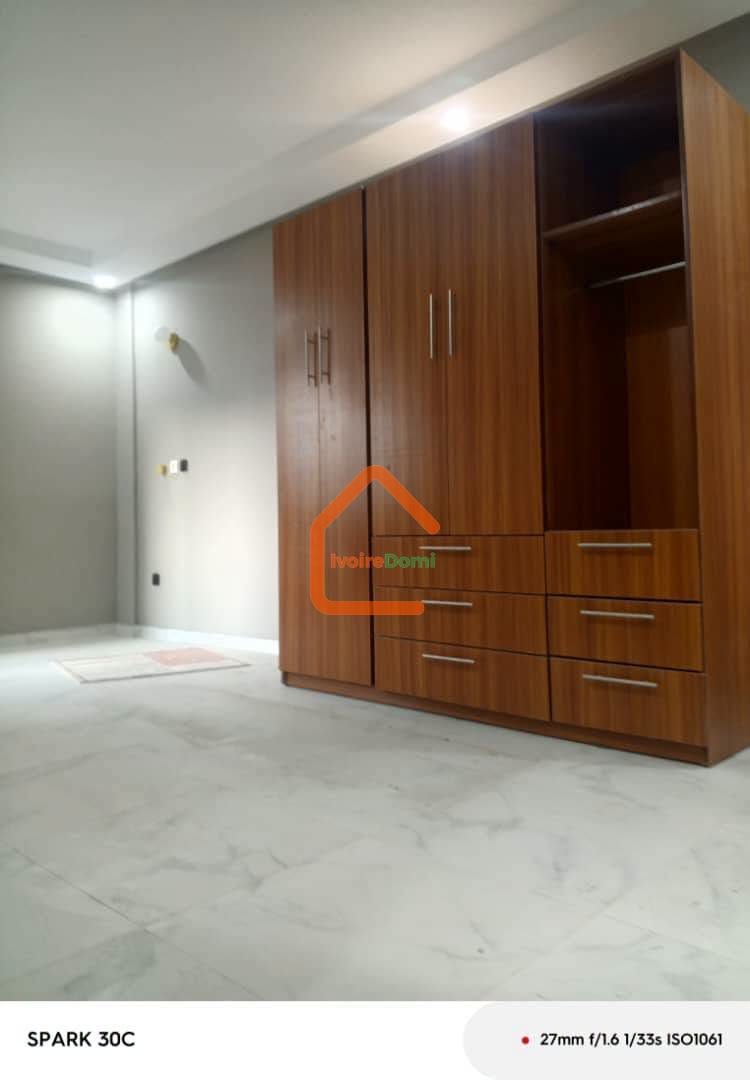 DIRECT COCODY ANGRÉ NOUVEAU CHU Un appartement de 5 pièces très bien situé