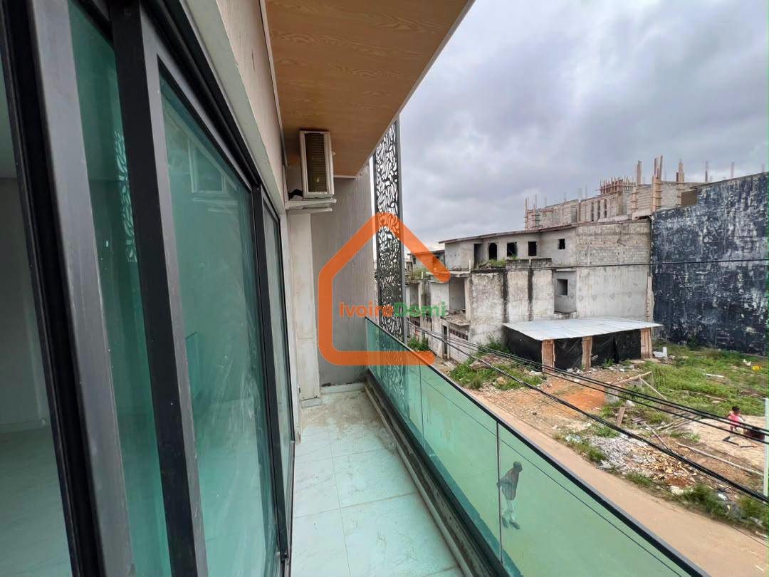 DIRECT COCODY ANGRÉ NOUVEAU CHU Un appartement de 5 pièces très bien situé