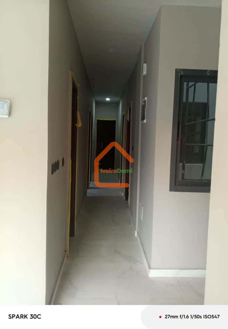 DIRECT COCODY ANGRÉ NOUVEAU CHU Un appartement de 5 pièces très bien situé