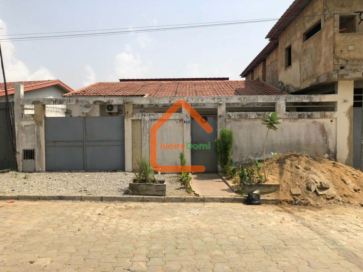 Villa duplex à l’angle de rues à Cocody-angré