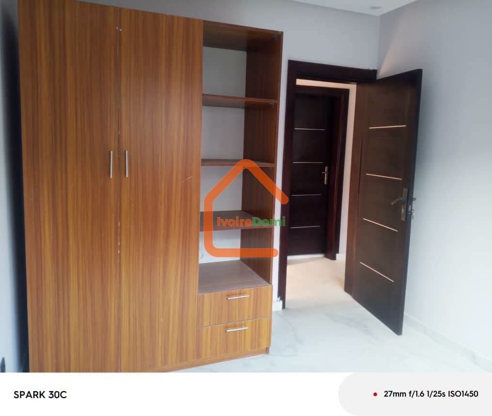 DIRECT COCODY ANGRÉ NOUVEAU CHU Un appartement de 5 pièces très bien situé
