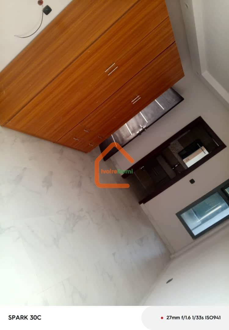 DIRECT COCODY ANGRÉ NOUVEAU CHU Un appartement de 5 pièces très bien situé