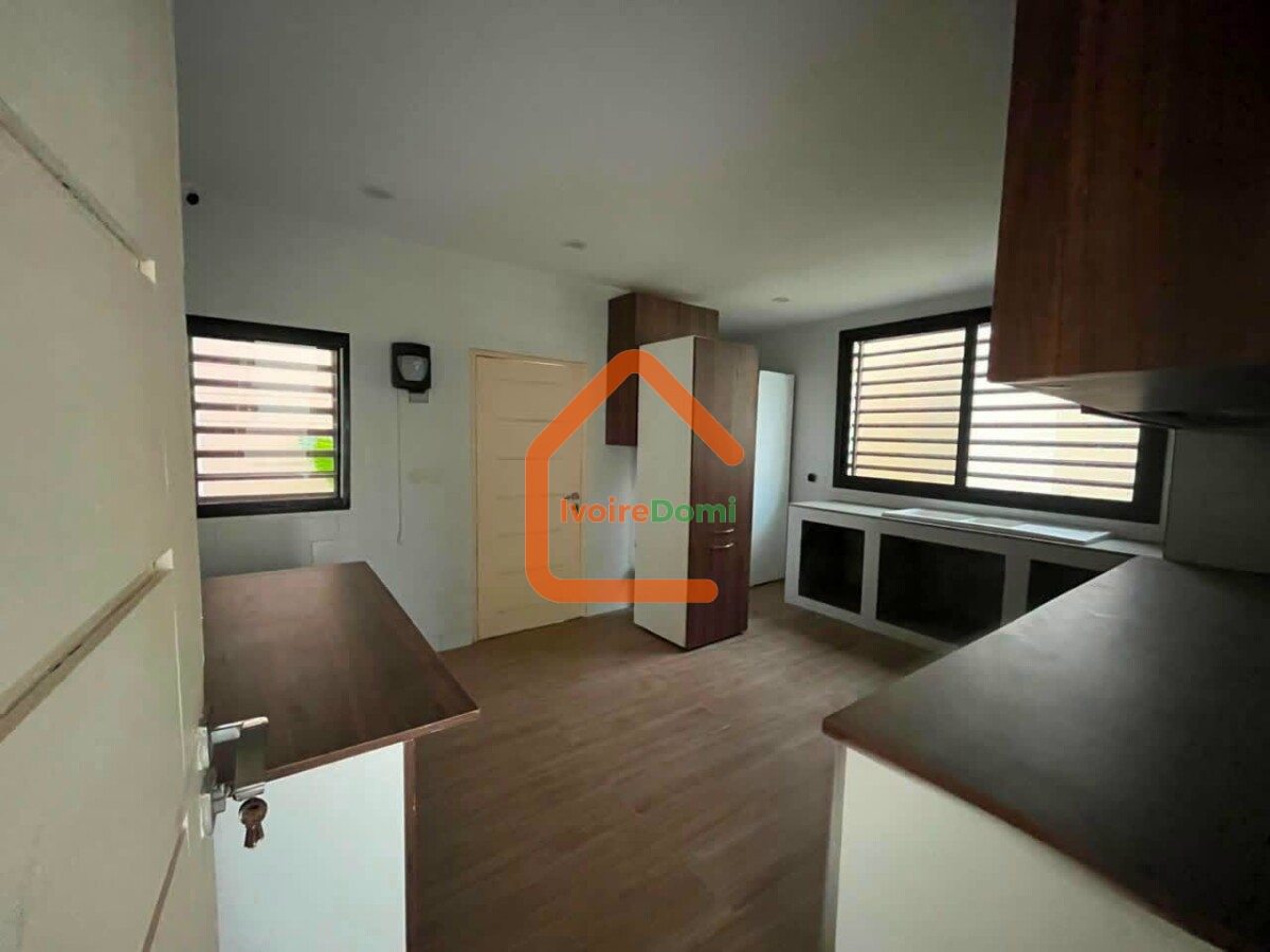 DIRECT COCODY ANGRÉ NOUVEAU CHU Un appartement de 5 pièces très bien situé