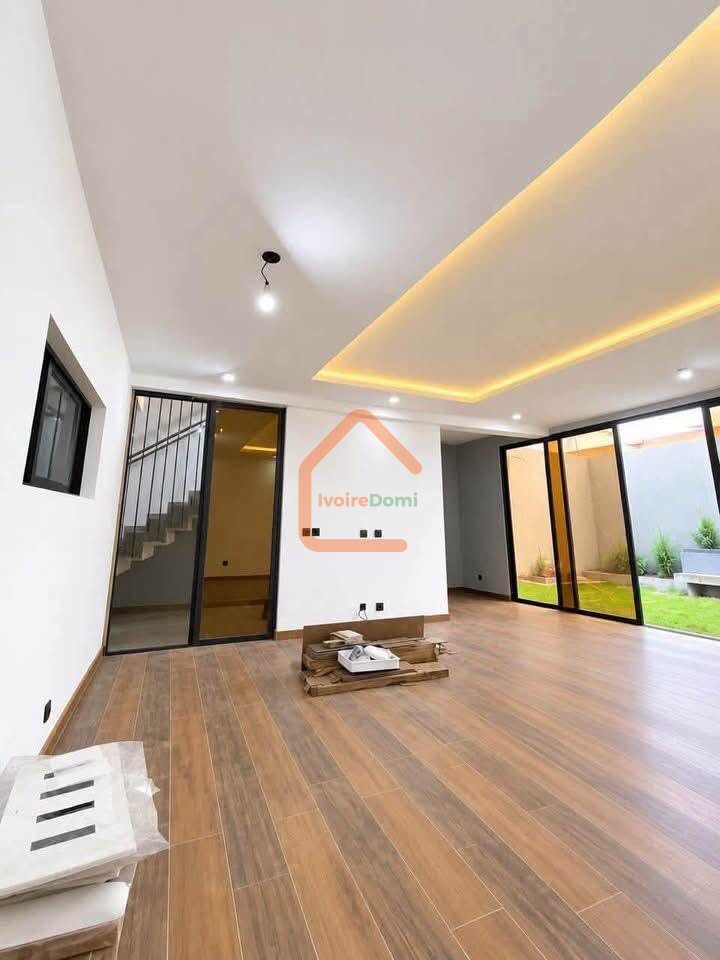 Villa duplex à l’angle de rues à Cocody-angré