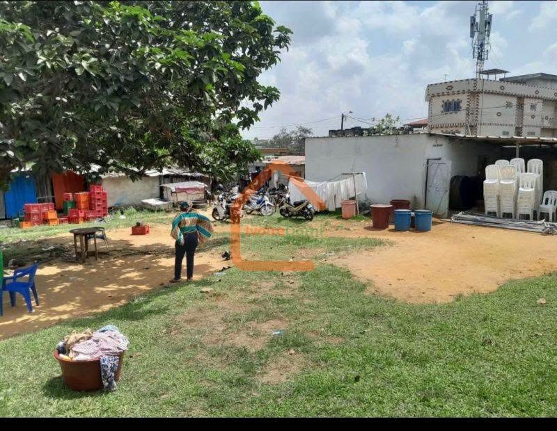 TERRAIN COMMERCIAL EN VENTE