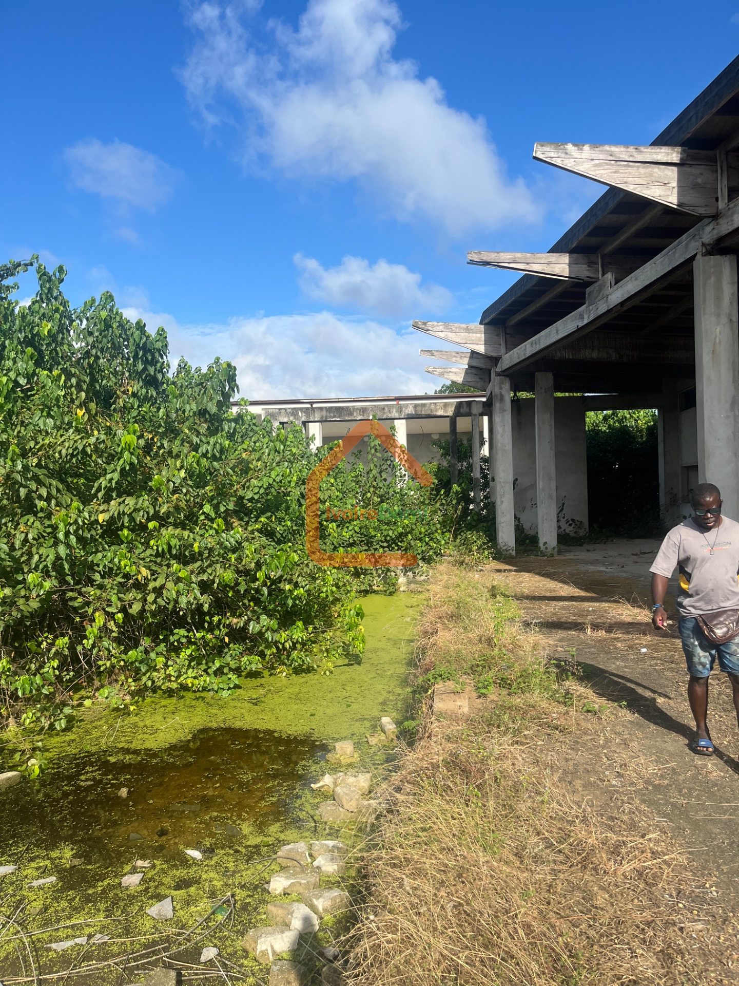 TERRAIN COMMERCIAL A VENDRE A MACORY