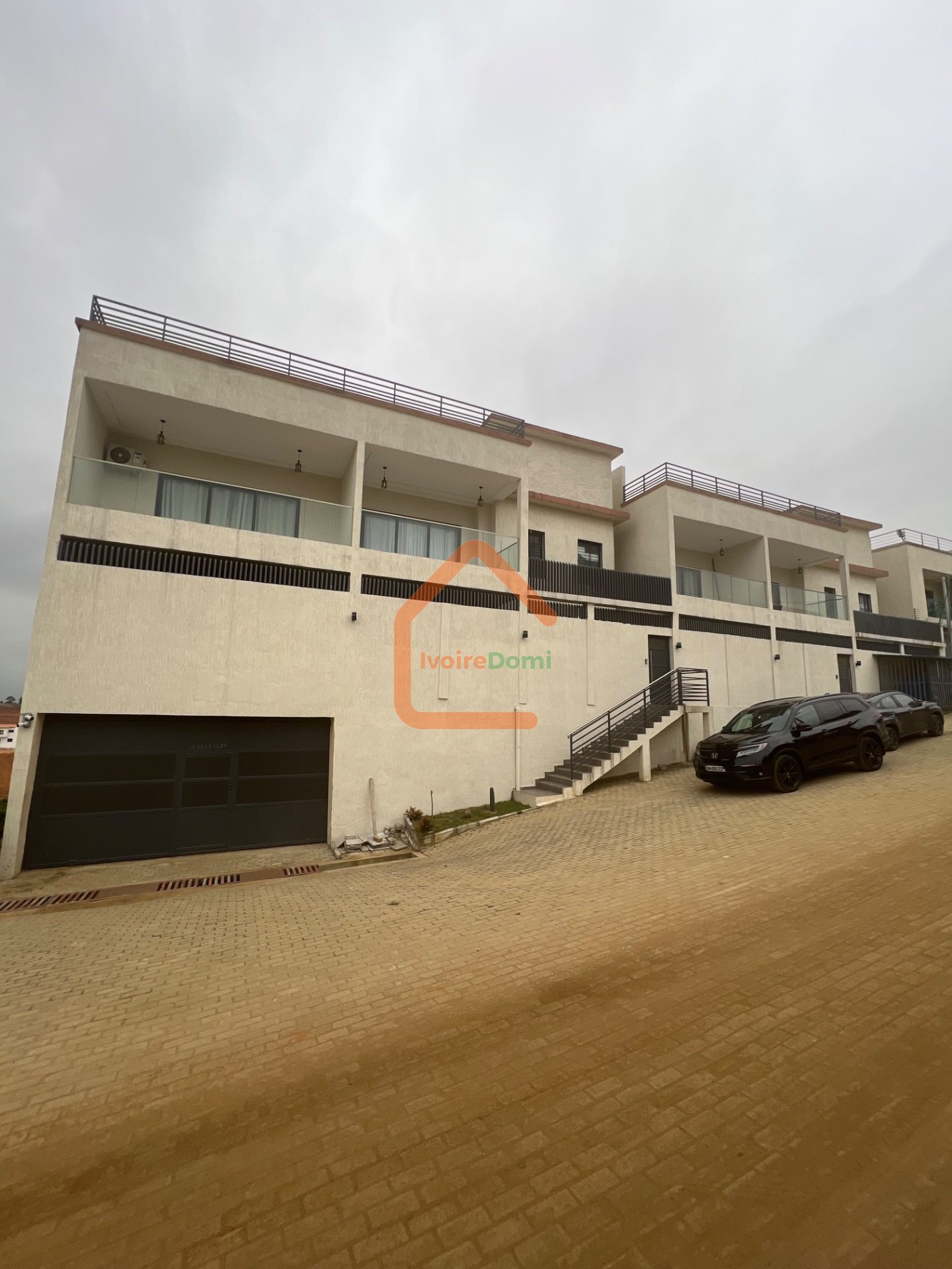 Villa duplex à l’angle de rues à Cocody-angré