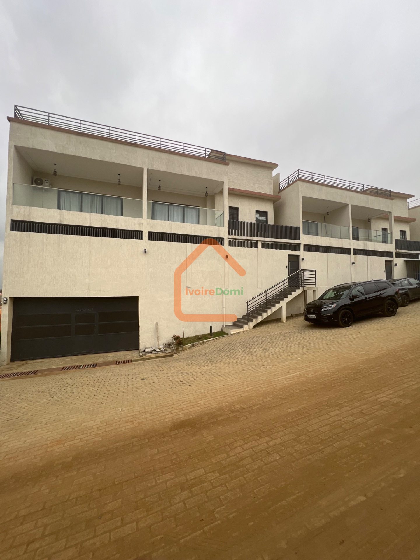 Villa duplex à l’angle de rues à Cocody-angré