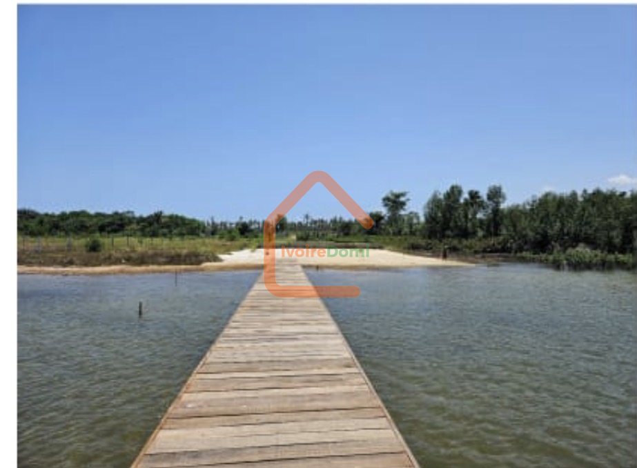 Terrain 3500m2 bordure lagune à la baie des milliardaires