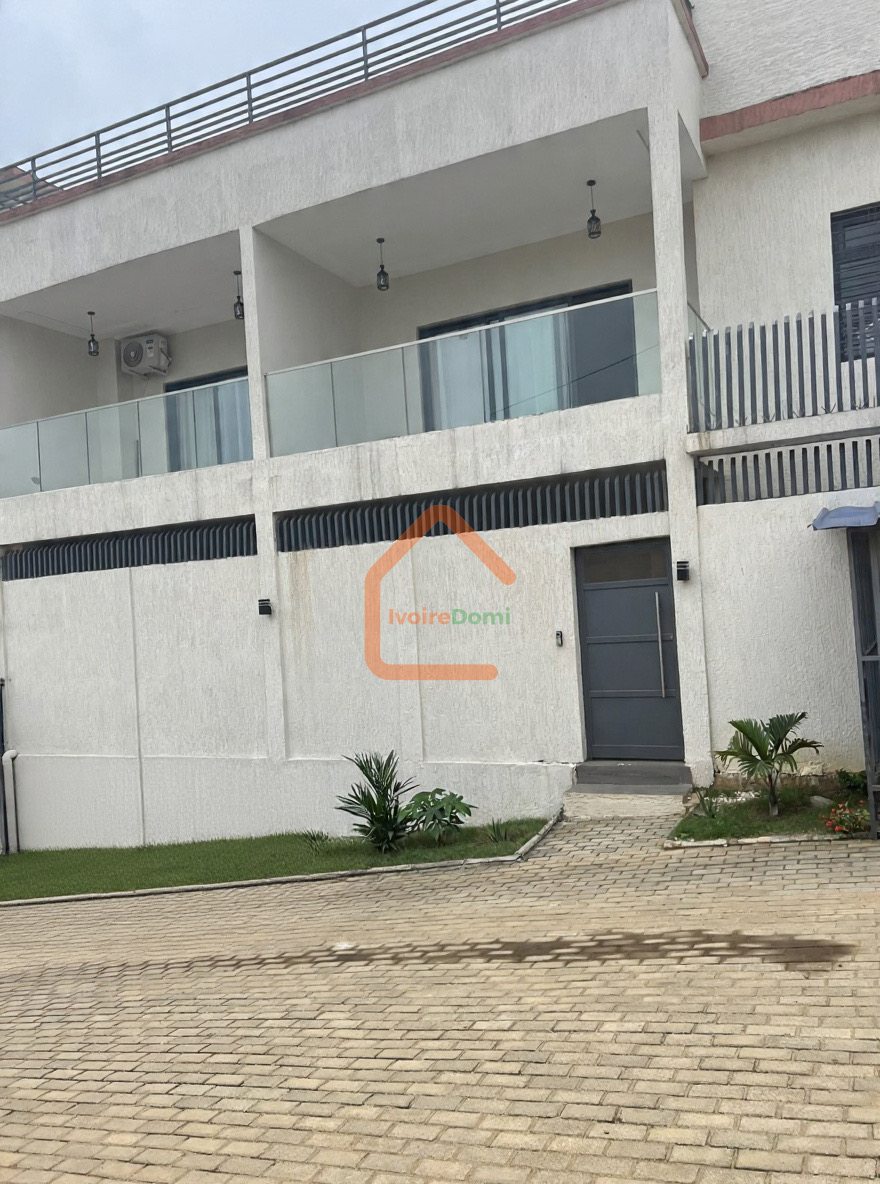 Villa duplex à l’angle de rues à Cocody-angré