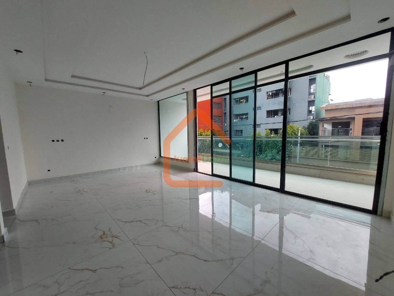 VILLA A VENDRE SUPERFICIE 450M2