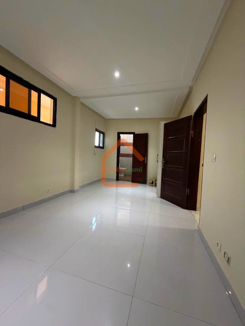 INMMEUBLE EN VENTE A YOPOUGON