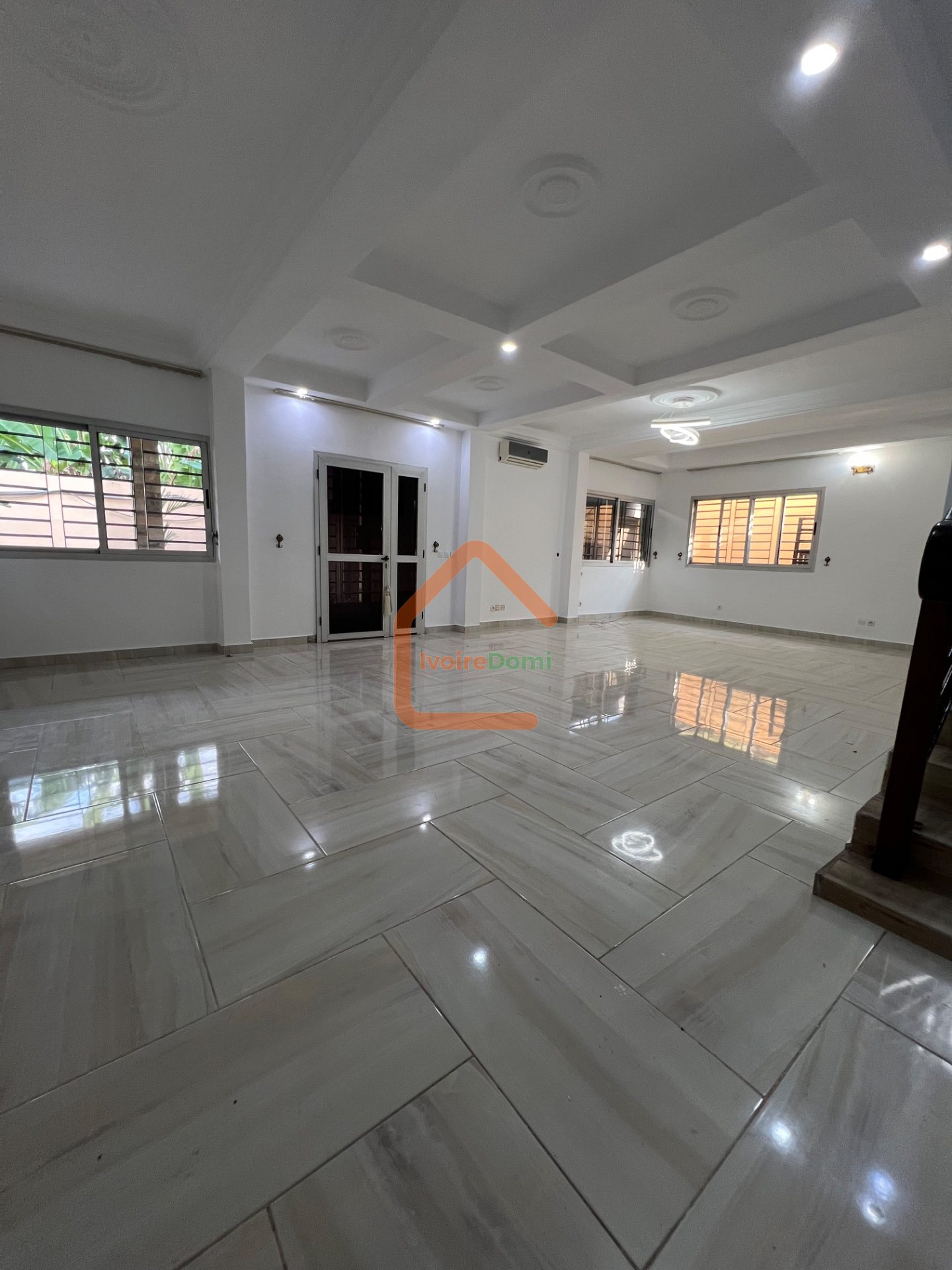VILLA DUPLEX MODERNE DE 8 PIÈCES