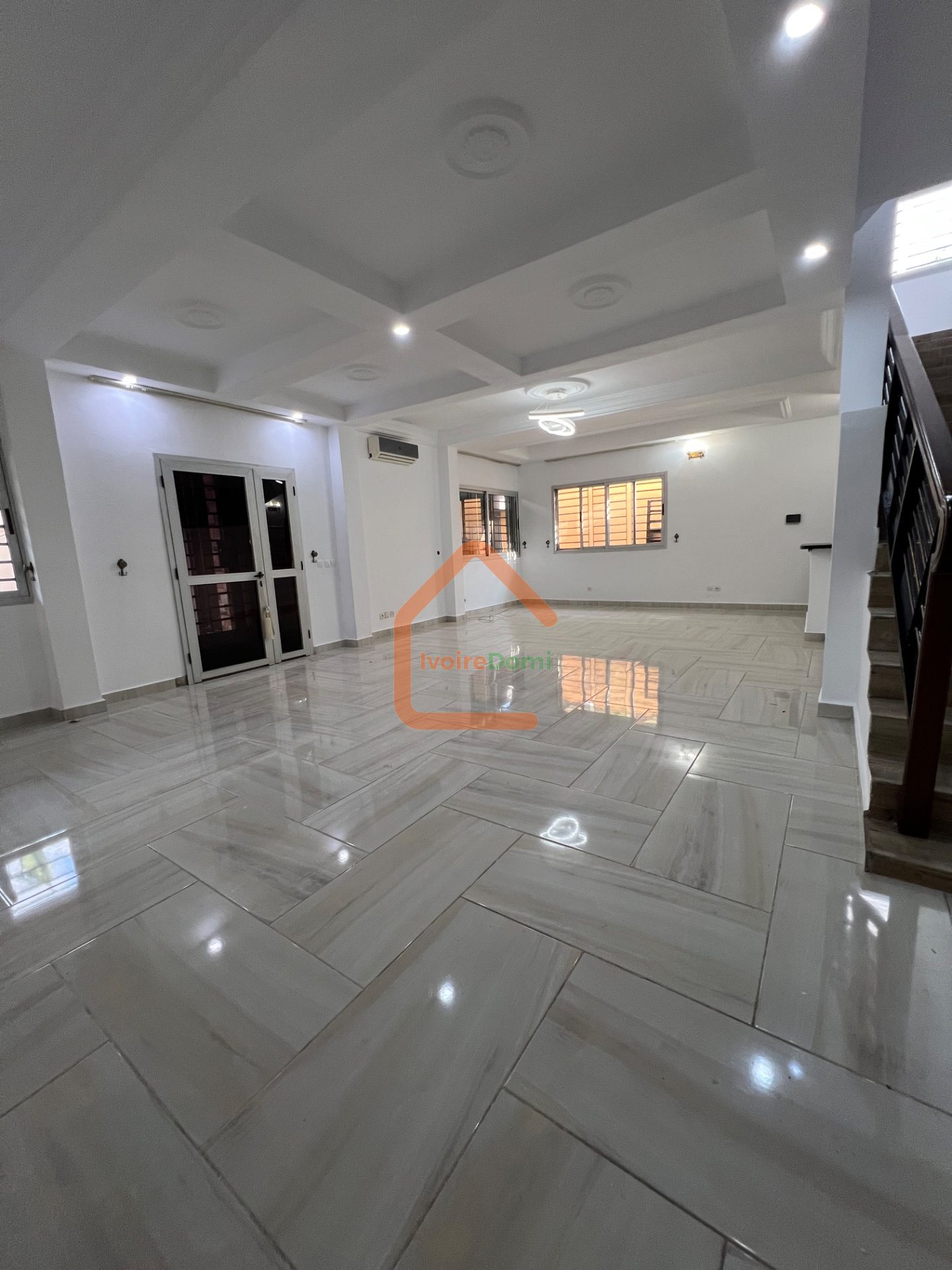 VILLA DUPLEX MODERNE DE 8 PIÈCES