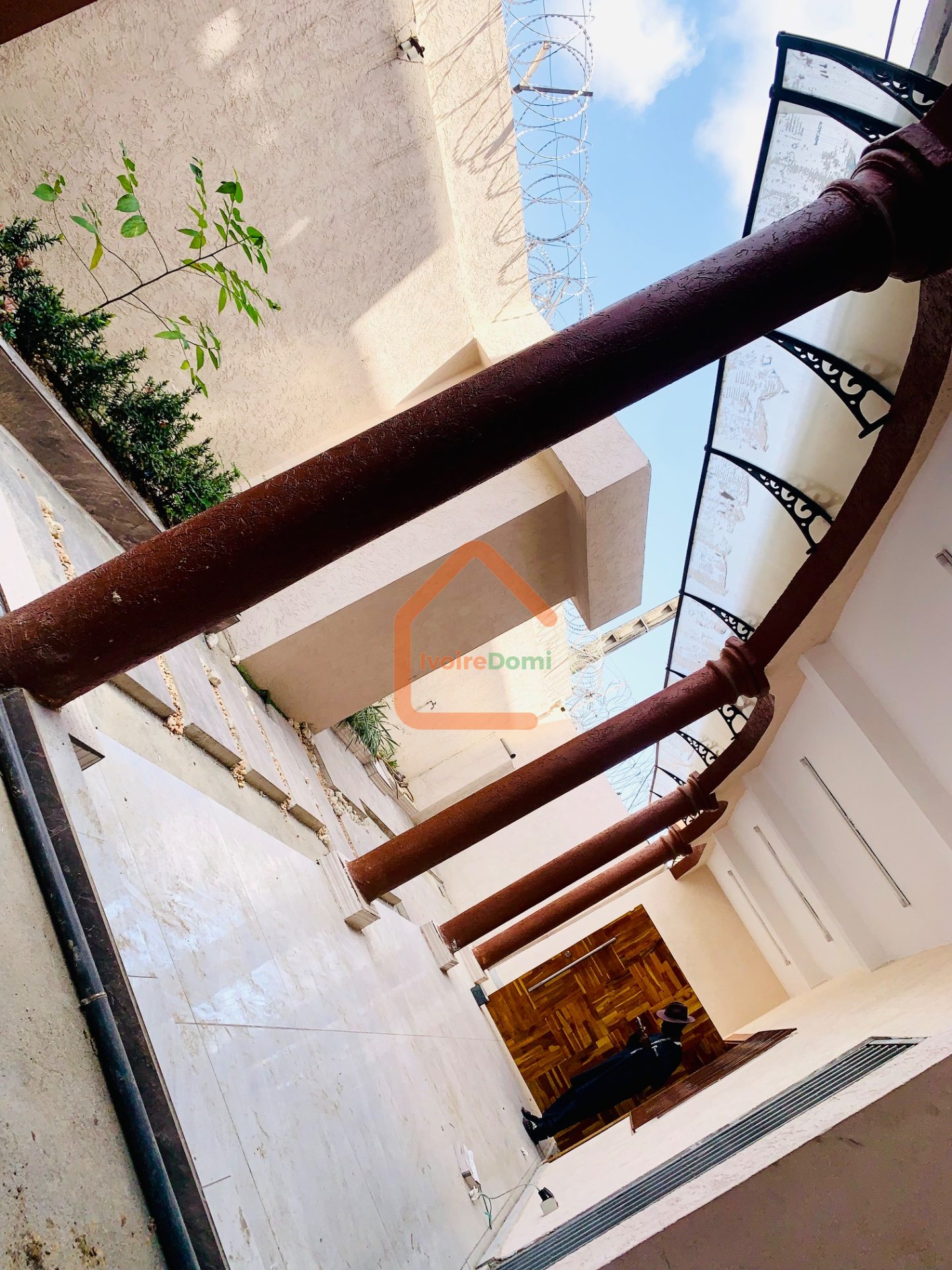 VILLA DUPLEX MODERNE DE 10 PIÈCES CITÉ SIR